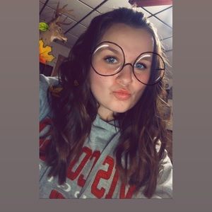 Meet your Posher, Ella